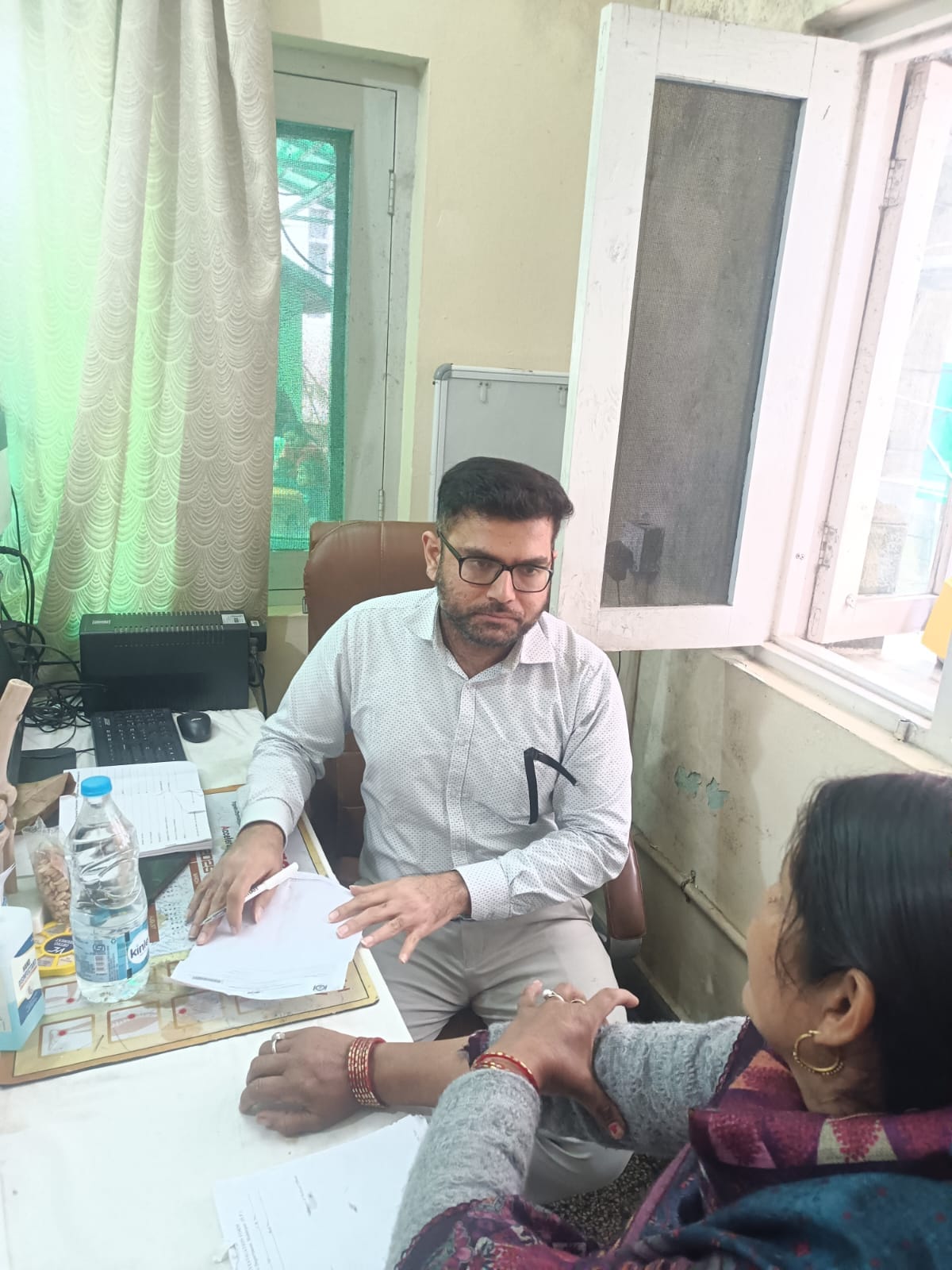डॉ. राधाकृष्णन मेडिकल कॉलेज हमीरपुर में काले बिल्ले लगाकर मरीजों का स्वास्थ्य जांचते चिकित्सक। 