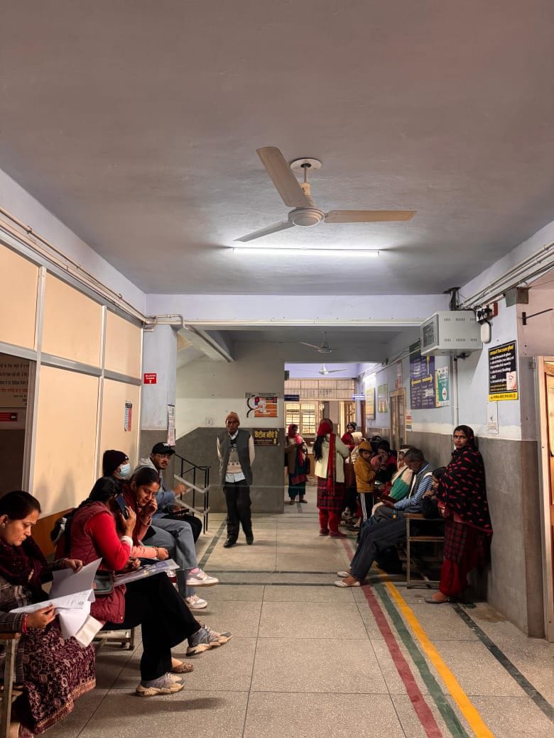 डॉ. राधाकृष्णन मेडिकल कॉलेज हमीरपुर में काले बिल्ले लगाकर मरीजों का स्वास्थ्य जांचते चिकित्सक। 