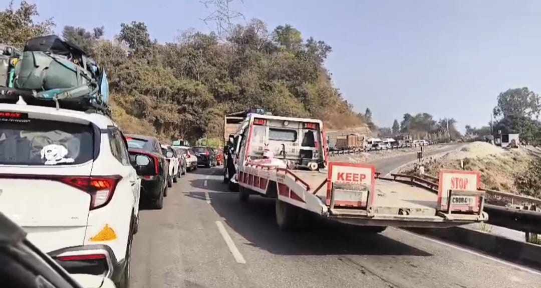 फोरलेन पर टोल प्लाजा के पास जाम में फंसी एंबुलेंस। स्रोत: जागरूक पाठक फोरलेन पर टोल प्लाजा के पास जाम में फंसी एंबुलेंस। स्रोत: जागरूक पाठक
