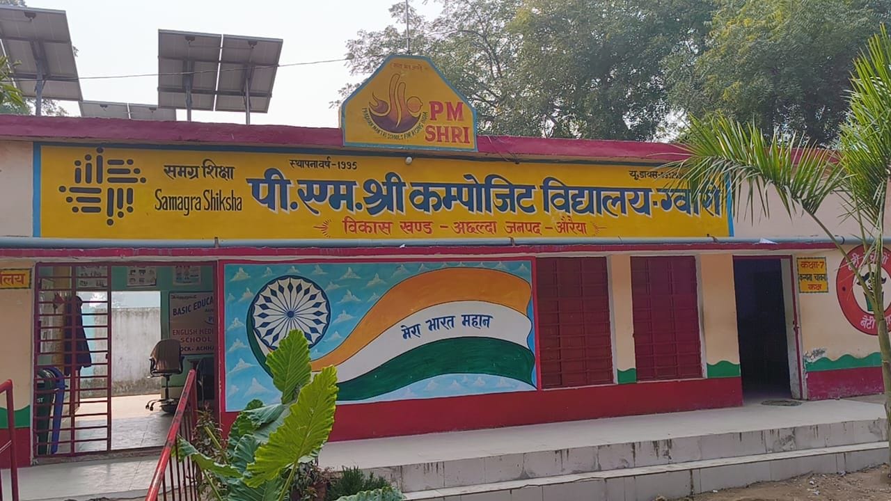 फोटो-19- डहरियापुर में एक कमरे में संचालित एकल स्कूल। संवाद