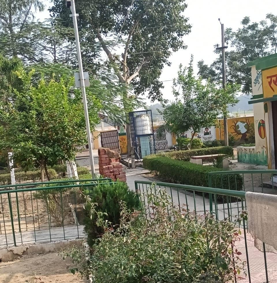 फोटो-19- डहरियापुर में एक कमरे में संचालित एकल स्कूल। संवाद