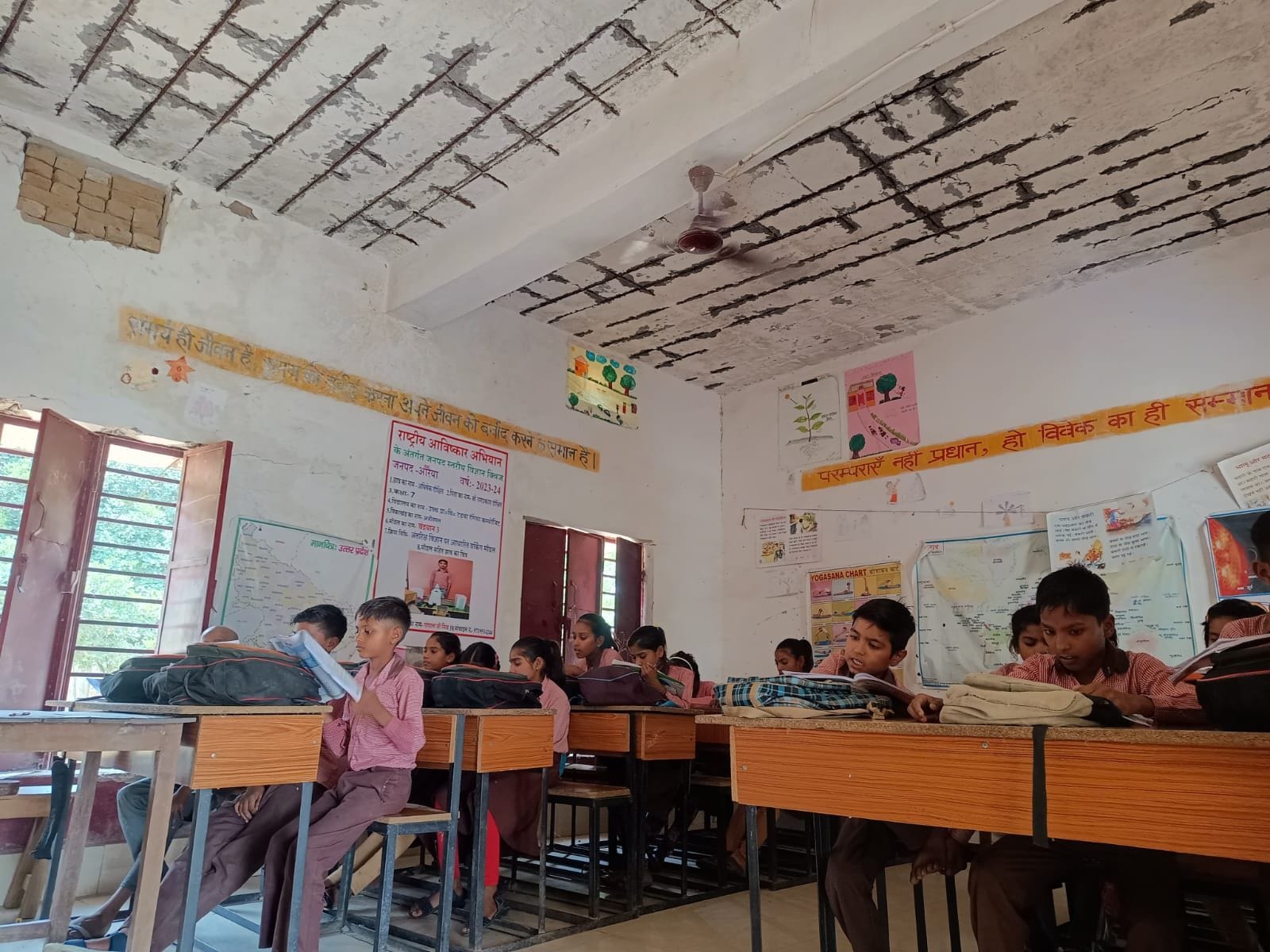 फोटो-19- डहरियापुर में एक कमरे में संचालित एकल स्कूल। संवाद