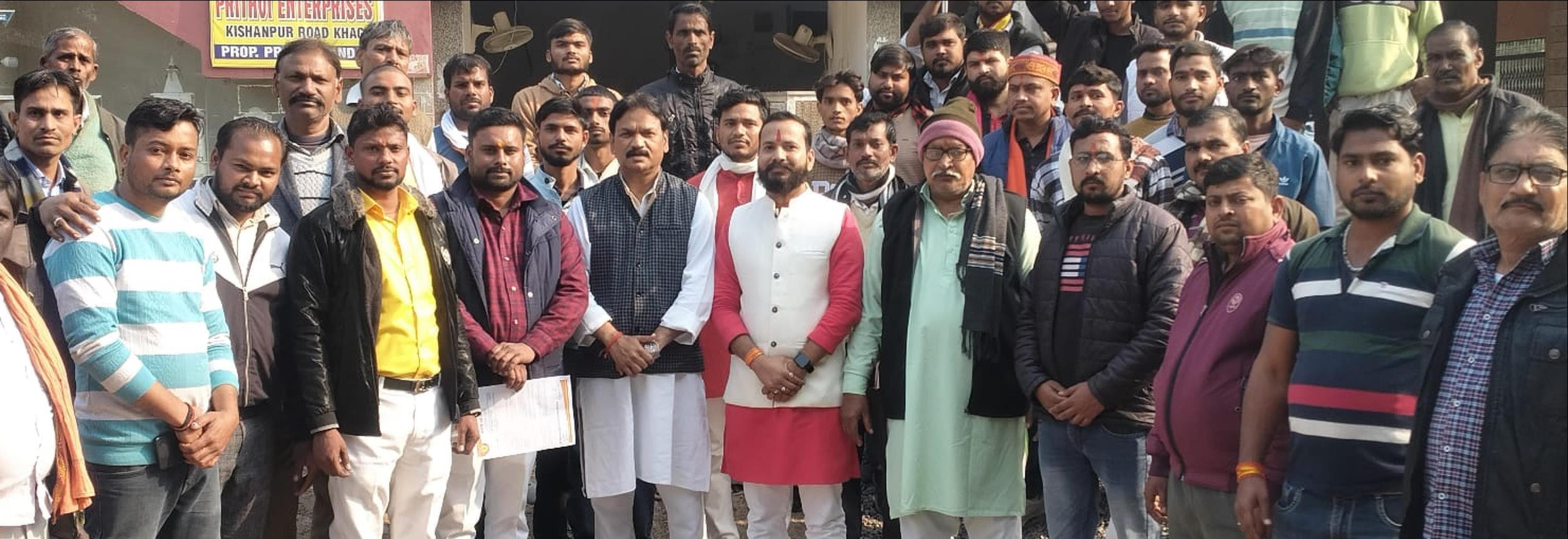 फोटो-30-प्रदर्शन करते बजरंग दल हिंद के कार्यकर्ता। संवाद