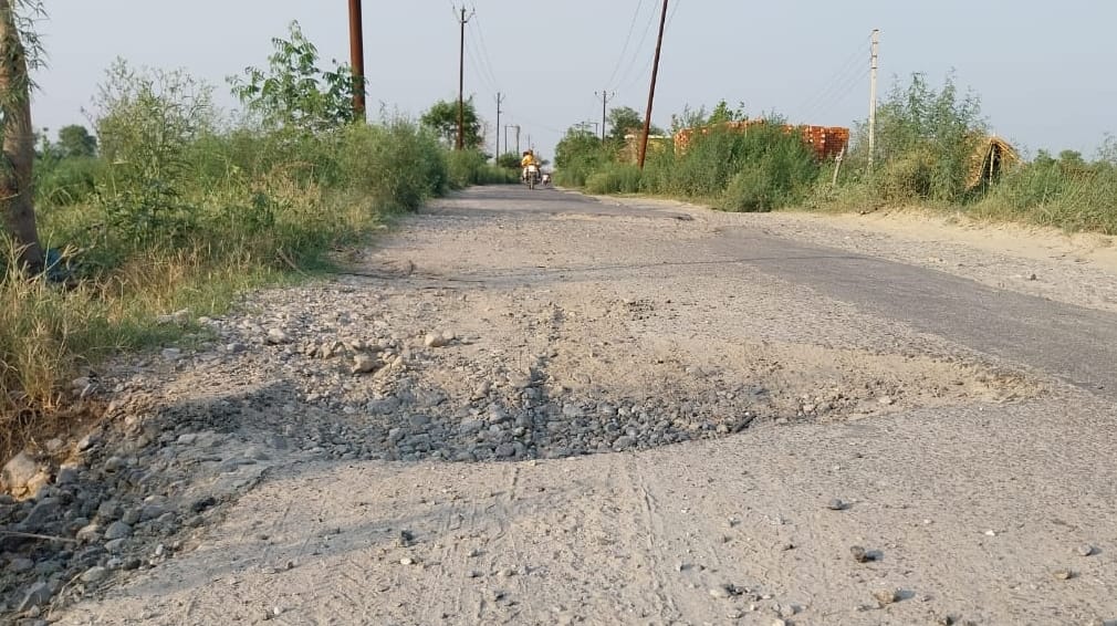 गवां में मुख्य बाजार की टूटी।सड़क। संवाद गवां में मुख्य बाजार की टूटी।सड़क। संवाद