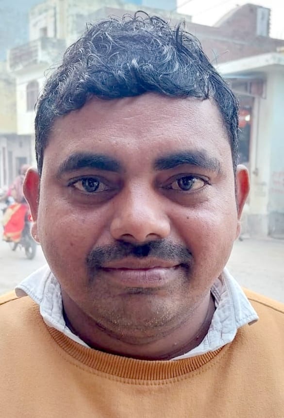 गवां में मुख्य बाजार की टूटी।सड़क। संवाद गवां में मुख्य बाजार की टूटी।सड़क। संवाद