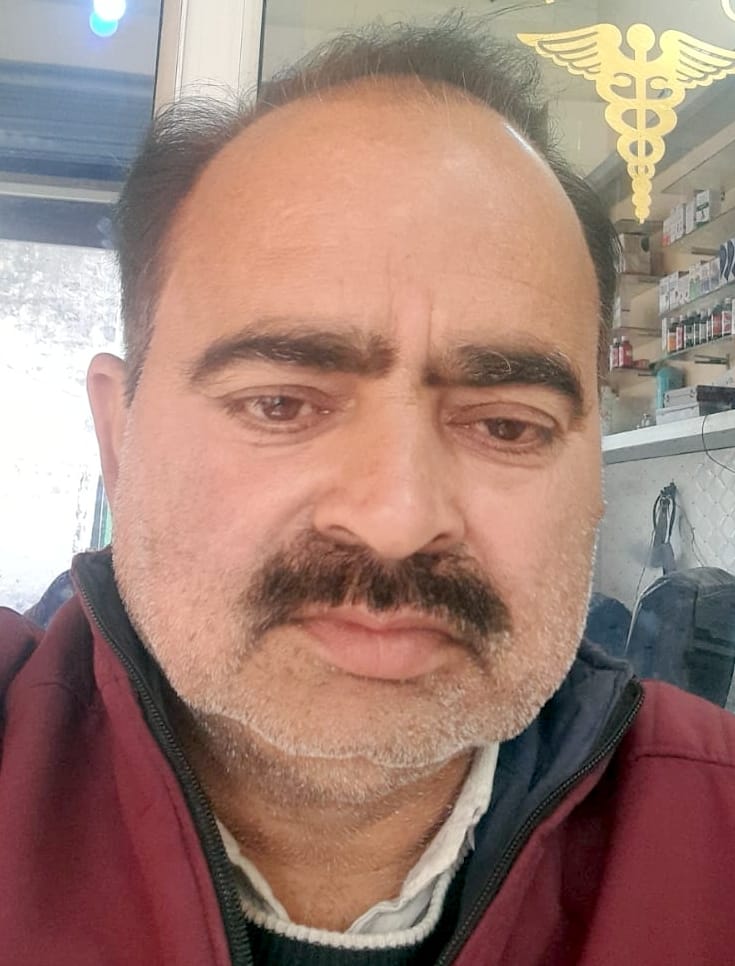 गवां में मुख्य बाजार की टूटी।सड़क। संवाद गवां में मुख्य बाजार की टूटी।सड़क। संवाद
