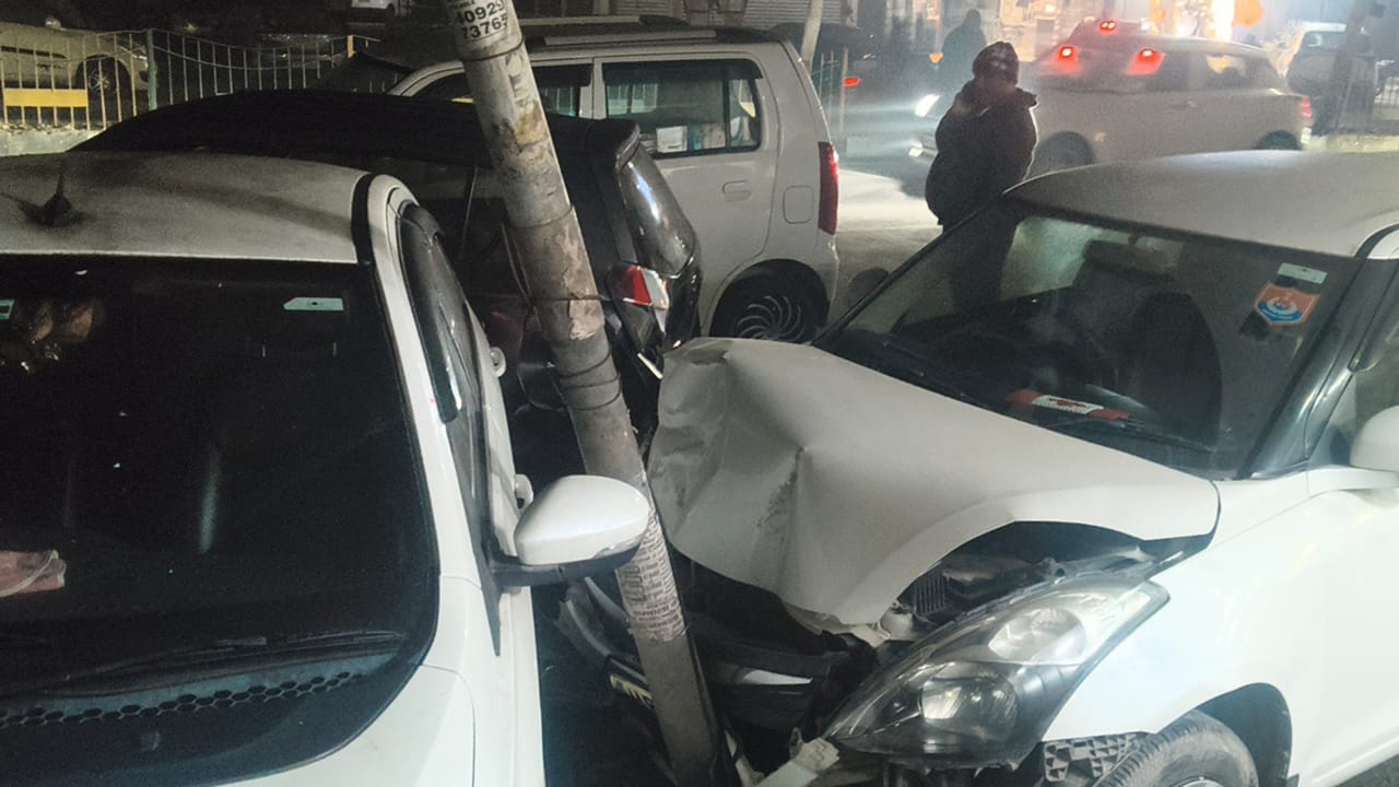 घटना के बाद मौके पर जुटी लोगों की भीड़ तथा अन्य क्षतिग्रस्त कार। संवाद