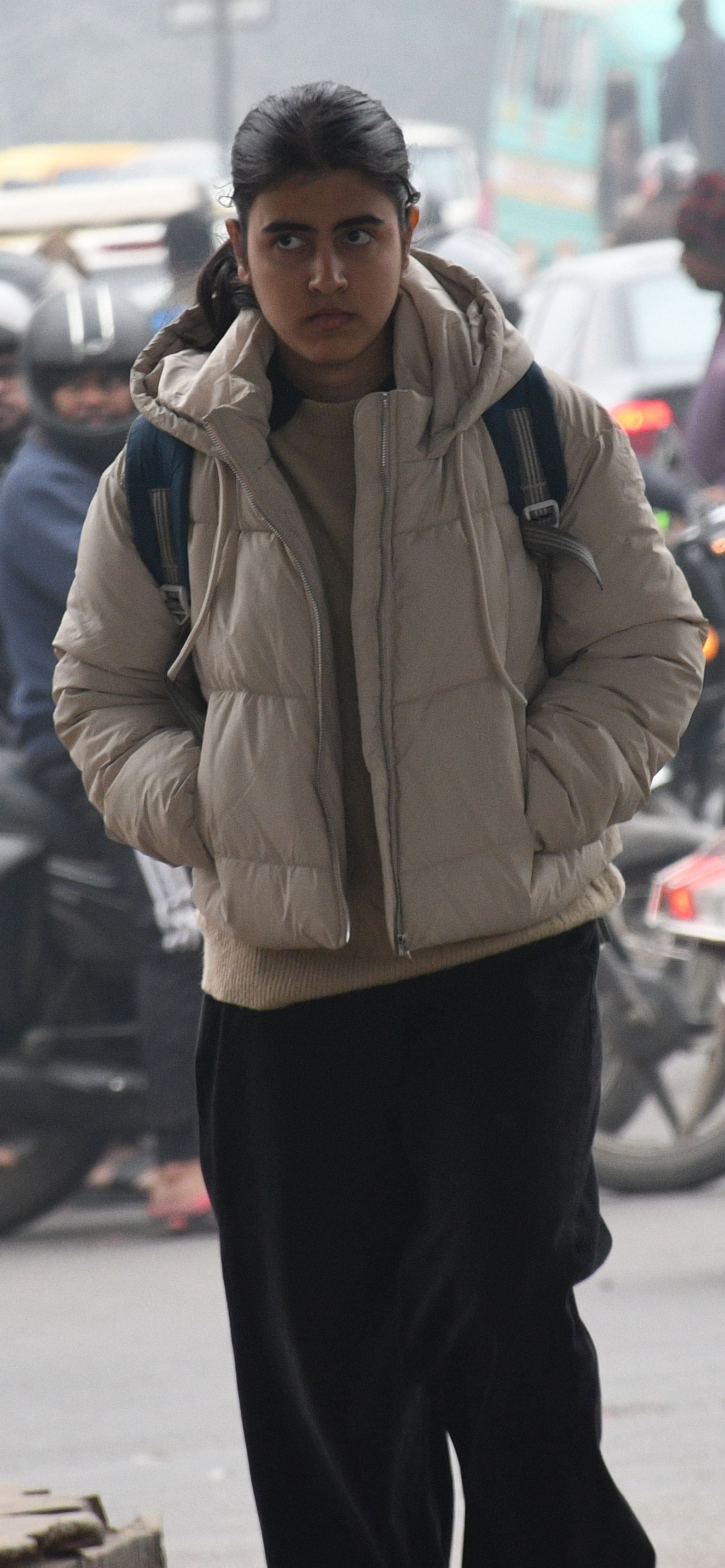 हल्की धूप खिली तो पार्क में बैठे लोग। हल्की धूप खिली तो पार्क में बैठे लोग।