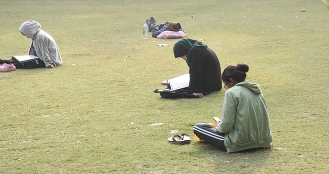 हल्की धूप खिली तो पार्क में बैठे लोग। हल्की धूप खिली तो पार्क में बैठे लोग।