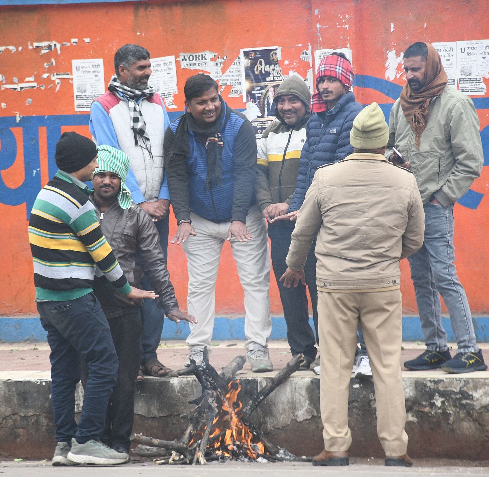 हल्की धूप खिली तो पार्क में बैठे लोग। हल्की धूप खिली तो पार्क में बैठे लोग।