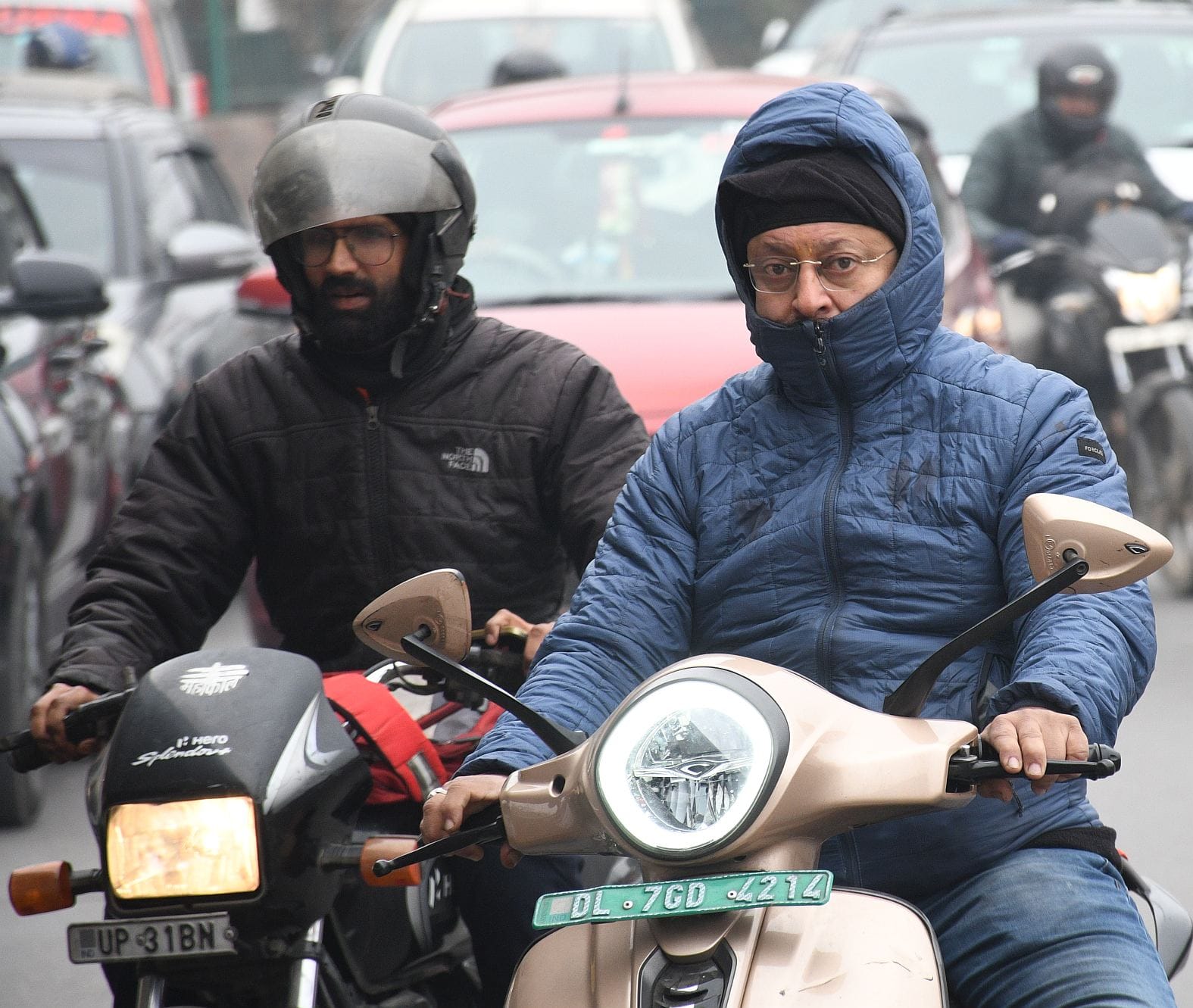 हल्की धूप खिली तो पार्क में बैठे लोग। हल्की धूप खिली तो पार्क में बैठे लोग।