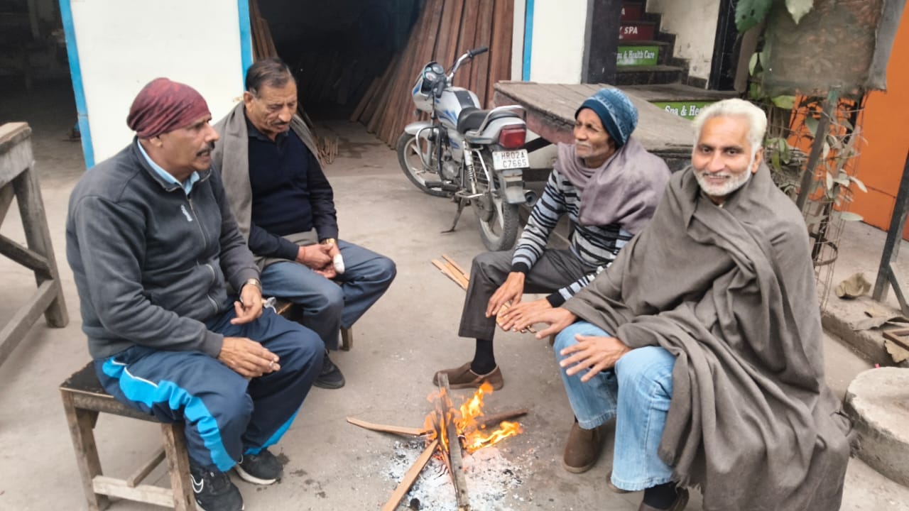 जगाधरी रोड पर सुबह के समय कोहरे में लाइट जलाकर गुजरते वाहन चालक। संवाद