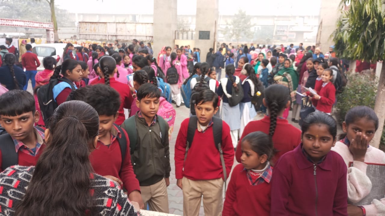 कुरुक्षेत्र। राजकीय मॉडल संस्कृति वरिष्ठ माध्यमिक विद्यालय में परीक्षा से पहले रोल नंबर देखने क कुरुक्षेत्र। राजकीय मॉडल संस्कृति वरिष्ठ माध्यमिक विद्यालय में परीक्षा से पहले रोल नंबर देखने क