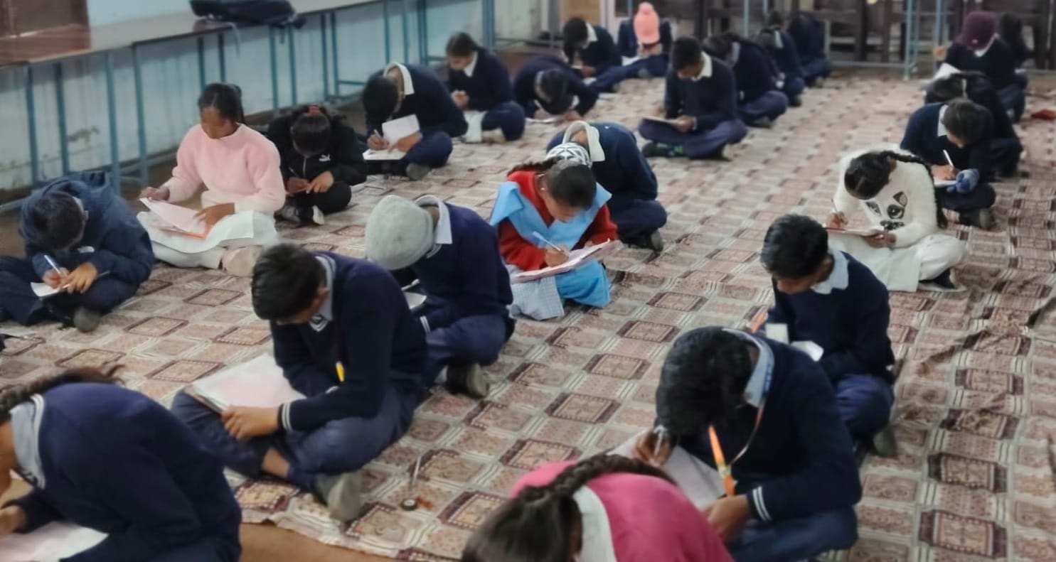 कुरुक्षेत्र। राजकीय मॉडल संस्कृति वरिष्ठ माध्यमिक विद्यालय में परीक्षा से पहले रोल नंबर देखने क कुरुक्षेत्र। राजकीय मॉडल संस्कृति वरिष्ठ माध्यमिक विद्यालय में परीक्षा से पहले रोल नंबर देखने क