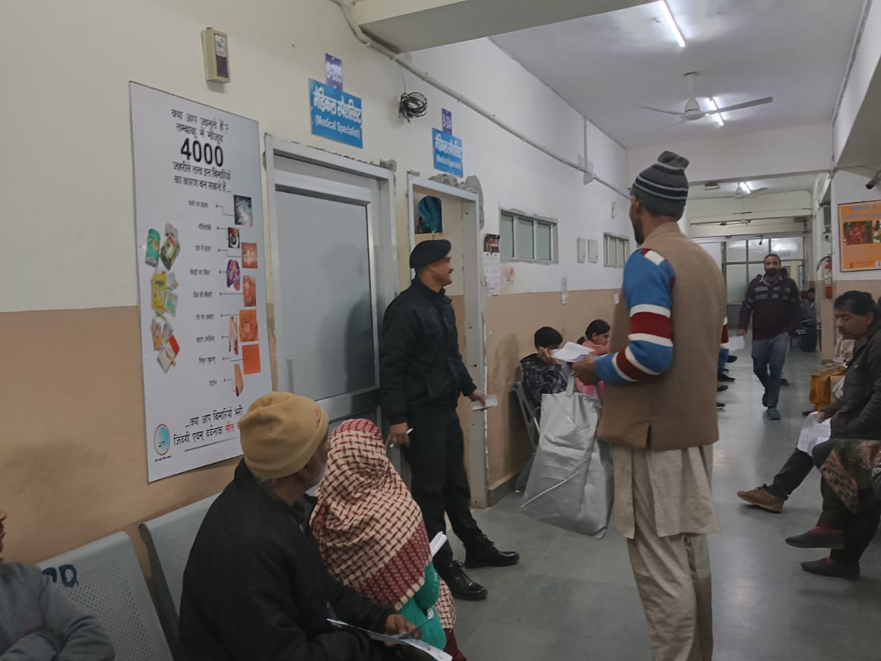 मेडिकल कॉलेज परिसर में गेट मीटिंग के दौरान आरडीए के पदाधिकारी और सदस्य। संवाद मेडिकल कॉलेज परिसर में गेट मीटिंग के दौरान आरडीए के पदाधिकारी और सदस्य। संवाद