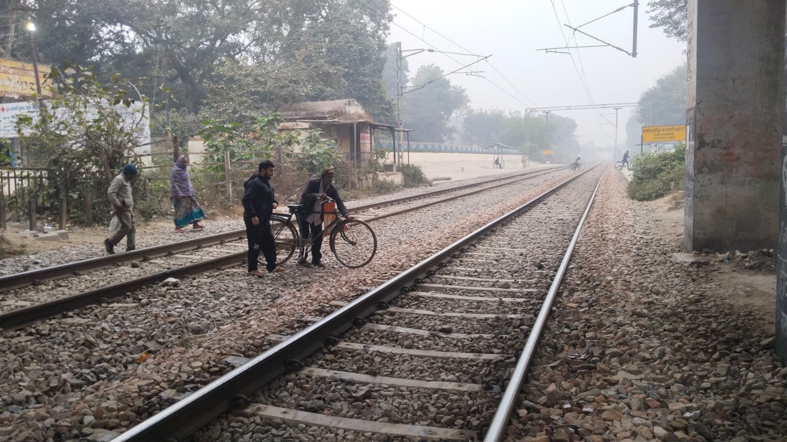 मोहल्ला इंदिरानगर स्थित रेल फाटक से निकलते लोग। संवाद