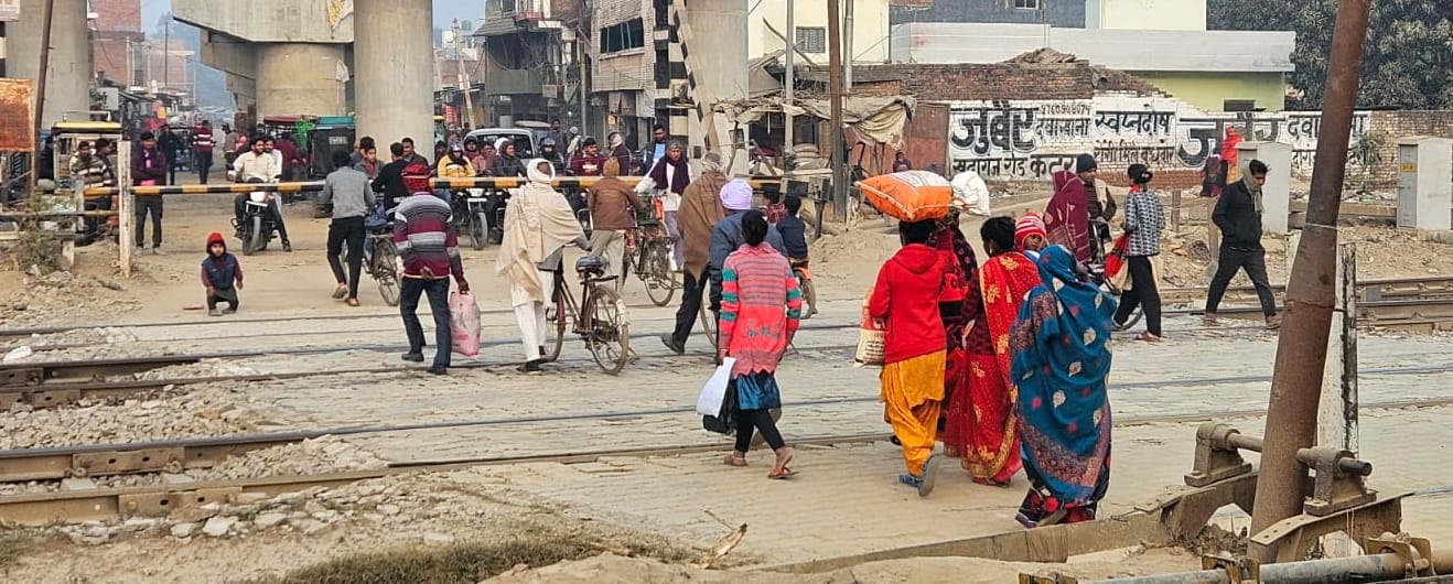 मोहल्ला इंदिरानगर स्थित रेल फाटक से निकलते लोग। संवाद