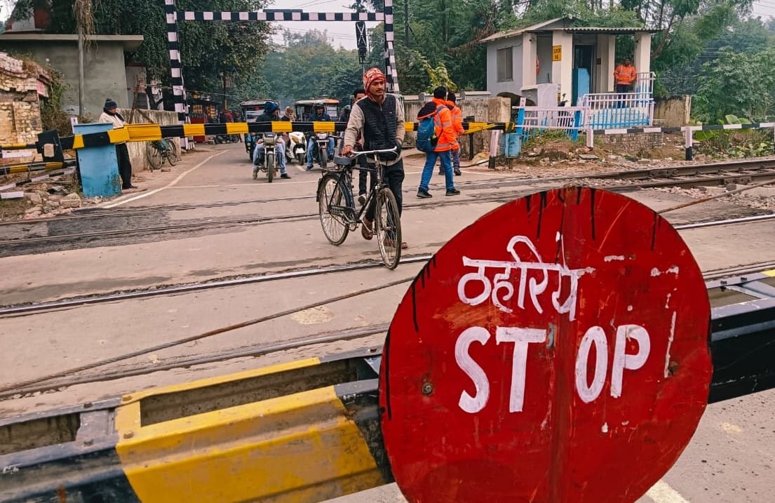 मोहल्ला इंदिरानगर स्थित रेल फाटक से निकलते लोग। संवाद