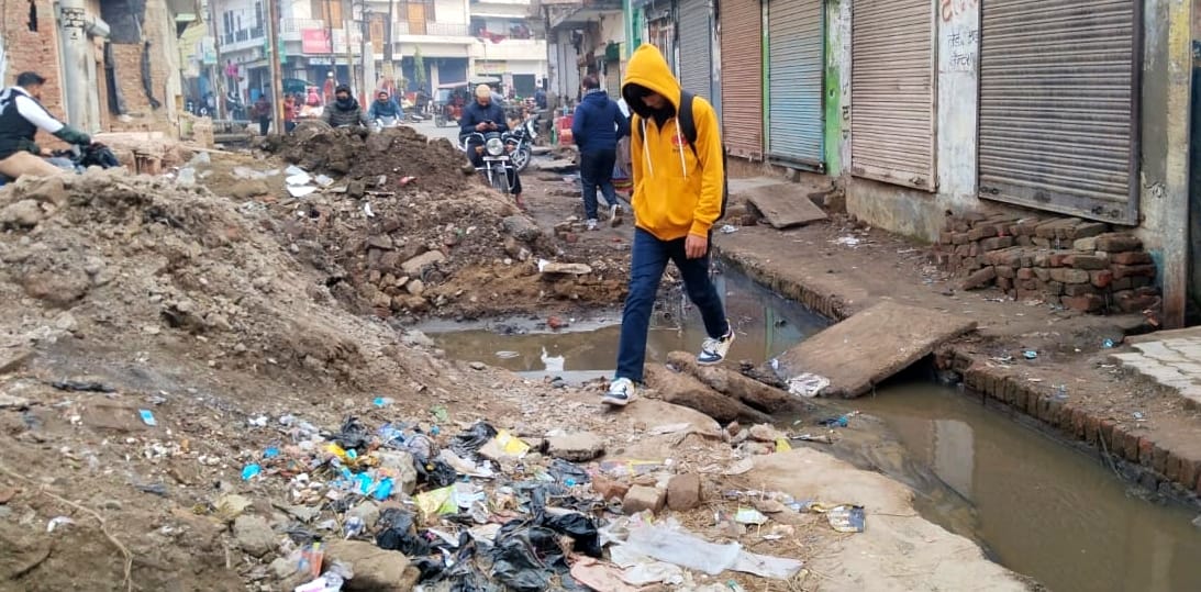 मोहनगंज स्थित निर्माणाधीन ग्रीन रोड। संवाद