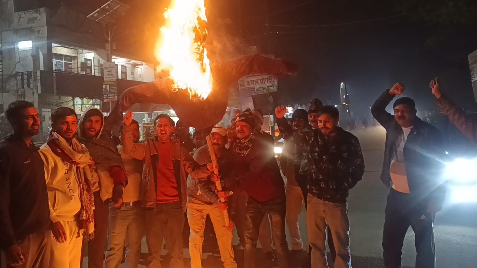मोदीपुरम- पल्लवपुरम में बांग्लादेश का पुतला फूंकते व्यापारी।