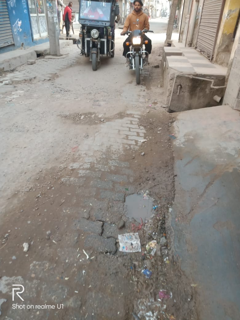 नागी एसटीडी के पास टूटी और उबड़ खाबड़ सड़क। संवाद नागी एसटीडी के पास टूटी और उबड़ खाबड़ सड़क। संवाद