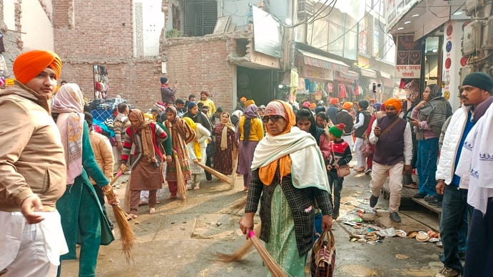 नगर कीर्तन में दरबार साहिब के दर्शन करते संगत। संवाद नगर कीर्तन में दरबार साहिब के दर्शन करते संगत। संवाद