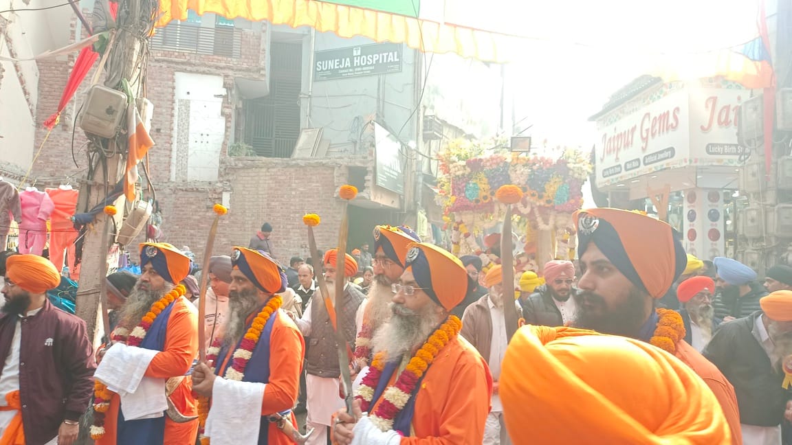 नगर कीर्तन में दरबार साहिब के दर्शन करते संगत। संवाद नगर कीर्तन में दरबार साहिब के दर्शन करते संगत। संवाद