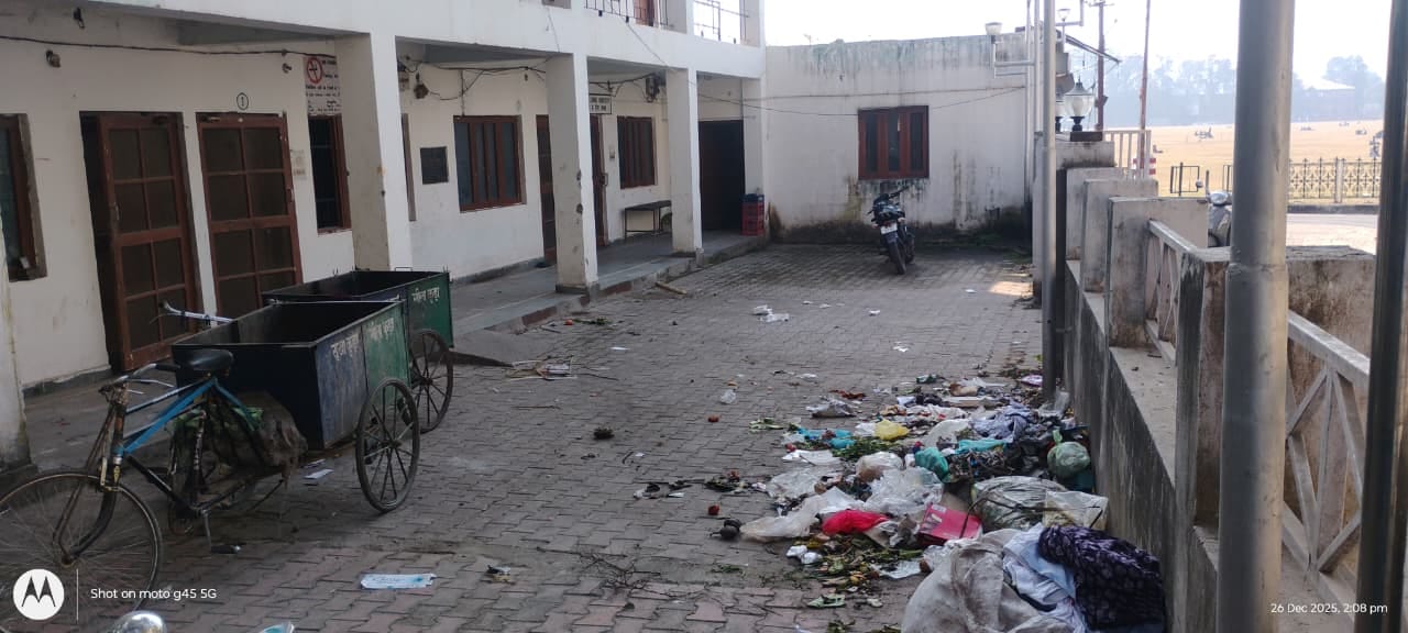 नगर परिषद सुजानपुर के तहत रैन बसेरा के भीतर उखाड़े गए शौचालय में लगे यूरिनल। संवाद