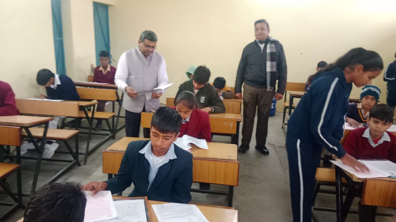 परीक्षा केंद्रों का जायजा लेते नोडल अधिकारी। परीक्षा केंद्रों का जायजा लेते नोडल अधिकारी।