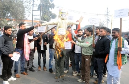 संभल में चौधरी सराय चौराहे पर बांग्लादेश प्रधानमंत्री का पुतला जलाते पिछड़ा मोर्चा भारत के कार्