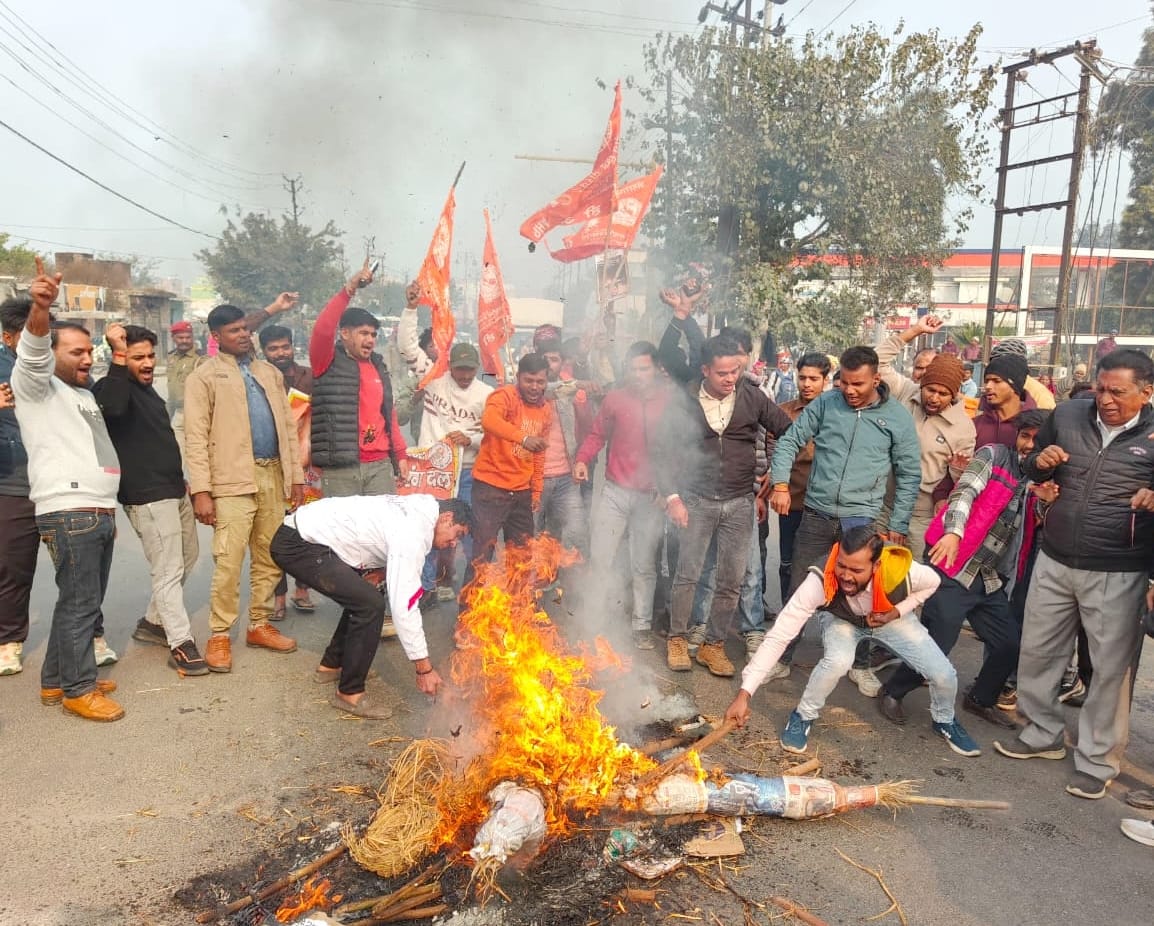 संभल में चौधरी सराय चौराहे पर बांग्लादेश प्रधानमंत्री का पुतला जलाते पिछड़ा मोर्चा भारत के कार्