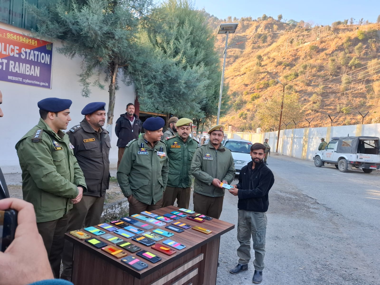 साइबर पुलिस स्टेशन रामबन ने ₹7 लाख मूल्य के 45 खोए हुए मोबाइल फोन बरामद कर उनके असली मालिकों को
