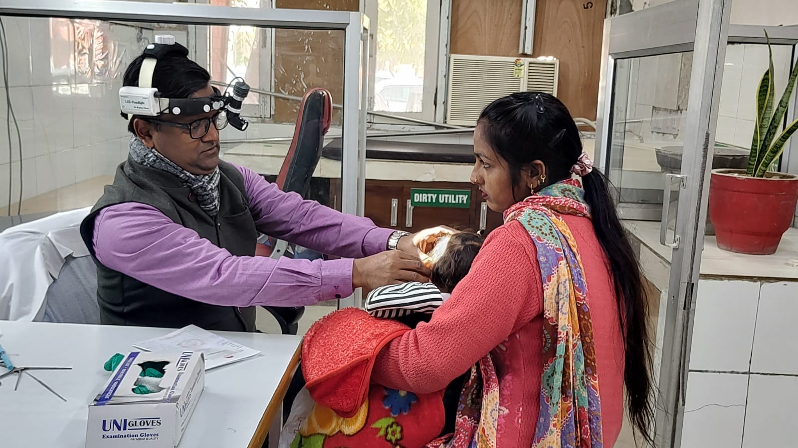 सिरसा। इलाज के लिए लाइन में लगे मरीज। संवाद सिरसा। इलाज के लिए लाइन में लगे मरीज। संवाद