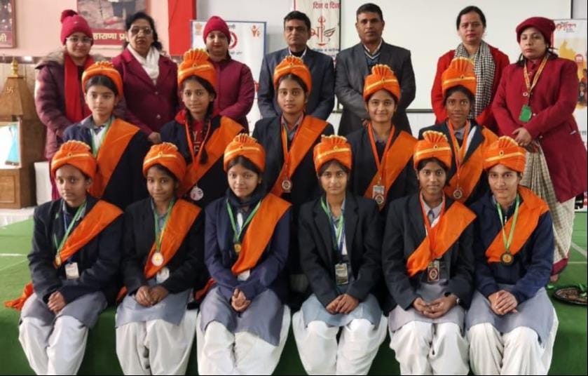 शामली के सत्यनारयण इंटर कॉलेज में वीर बाल दिवस का सीधा प्रसारण देखती छात्राएं व शिक्षक ।  स्कू