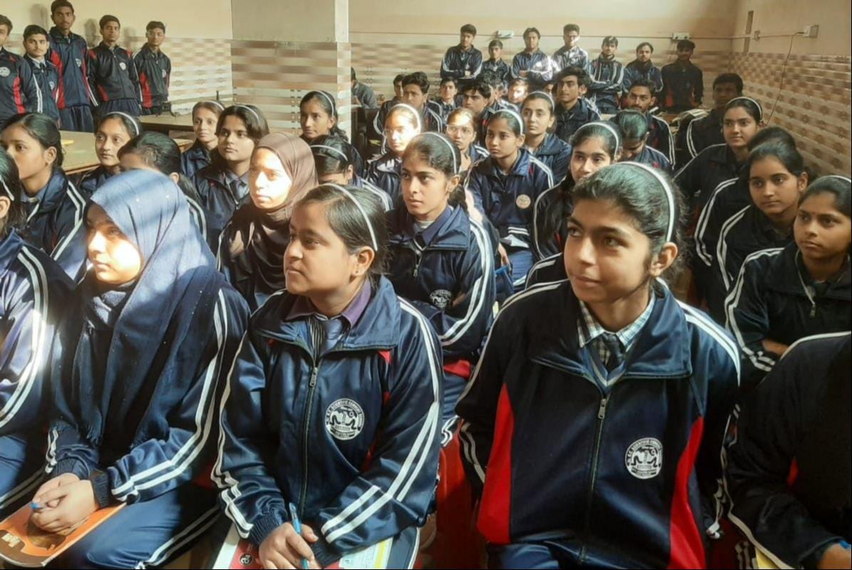 शामली के सत्यनारयण इंटर कॉलेज में वीर बाल दिवस का सीधा प्रसारण देखती छात्राएं व शिक्षक ।  स्कू