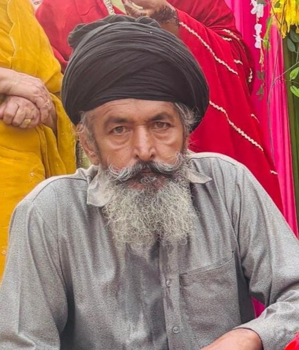 शव मिलने के बाद जोहड़ के बाहर जांच करती पुलिस की टीम। संवाद शव मिलने के बाद जोहड़ के बाहर जांच करती पुलिस की टीम। संवाद
