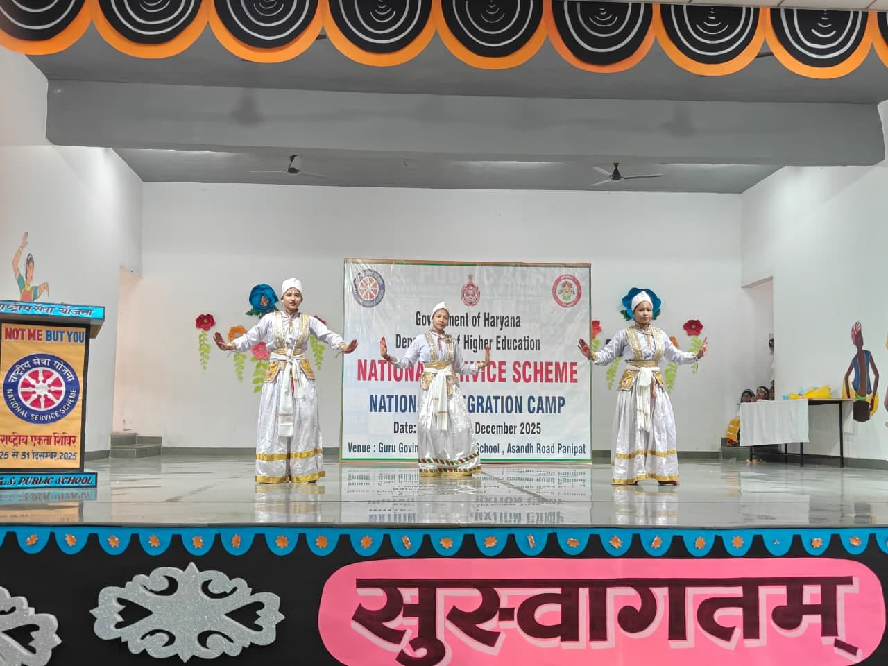 शिविर में मंच पर उपस्थित कलाकार व पदाधिकारी। शिविर में मंच पर उपस्थित कलाकार व पदाधिकारी।