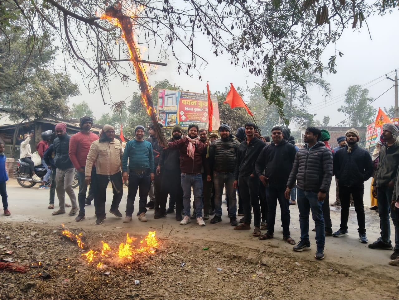 धनघटा चौक पर बांग्लादेश के विरोध में प्रदर्शन करते विश्वहिंदू परिषद के लोग-संवाद धनघटा चौक पर बांग्लादेश के विरोध में प्रदर्शन करते विश्वहिंदू परिषद के लोग-संवाद