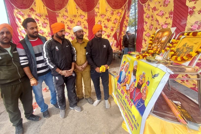 वीर बाल दिवस पर छावनी बस अड्डे पर यात्रियों को चाय और ब्रेड का प्रसाद वितरित करते प्राइवेट बस च
