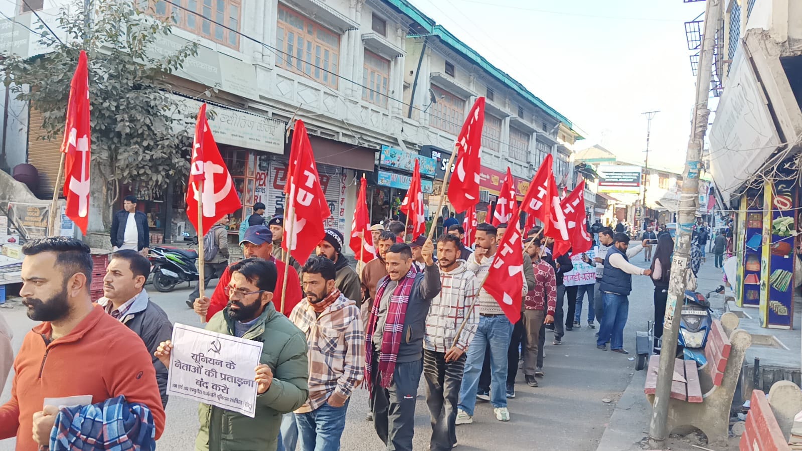 108 व 102 एम्बुलेंस के कर्मचारी मालरोड पर रैली निकलते हुए। संवाद