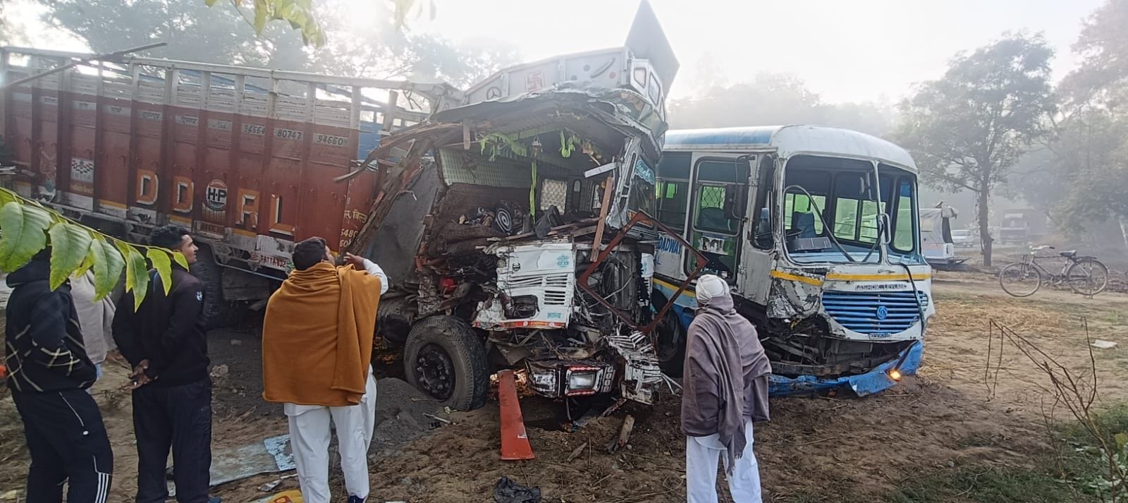 27जेएनडी13से 16: कंडेला गांव के पास सुबह धुंध के कारण टकराए वाहन। संवाद 27जेएनडी13से 16: कंडेला गांव के पास सुबह धुंध के कारण टकराए वाहन। संवाद