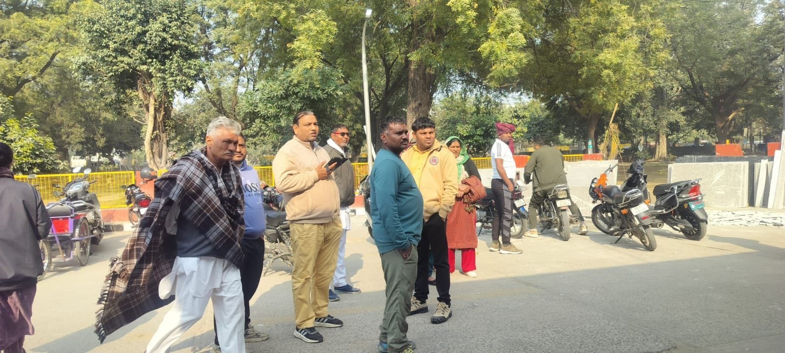 27जेएनडी13से 16: कंडेला गांव के पास सुबह धुंध के कारण टकराए वाहन। संवाद 27जेएनडी13से 16: कंडेला गांव के पास सुबह धुंध के कारण टकराए वाहन। संवाद