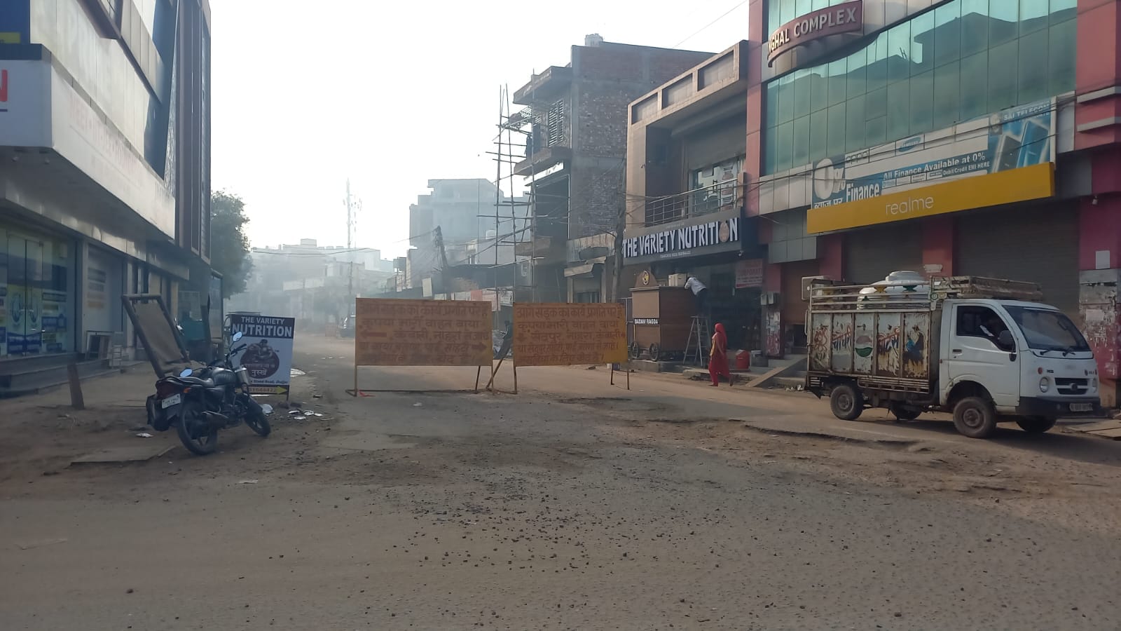 27jjrp12- यादव धर्मशाला के पास से रोड को तोड़ती मशीन। संवाद 27jjrp12- यादव धर्मशाला के पास से रोड को तोड़ती मशीन। संवाद