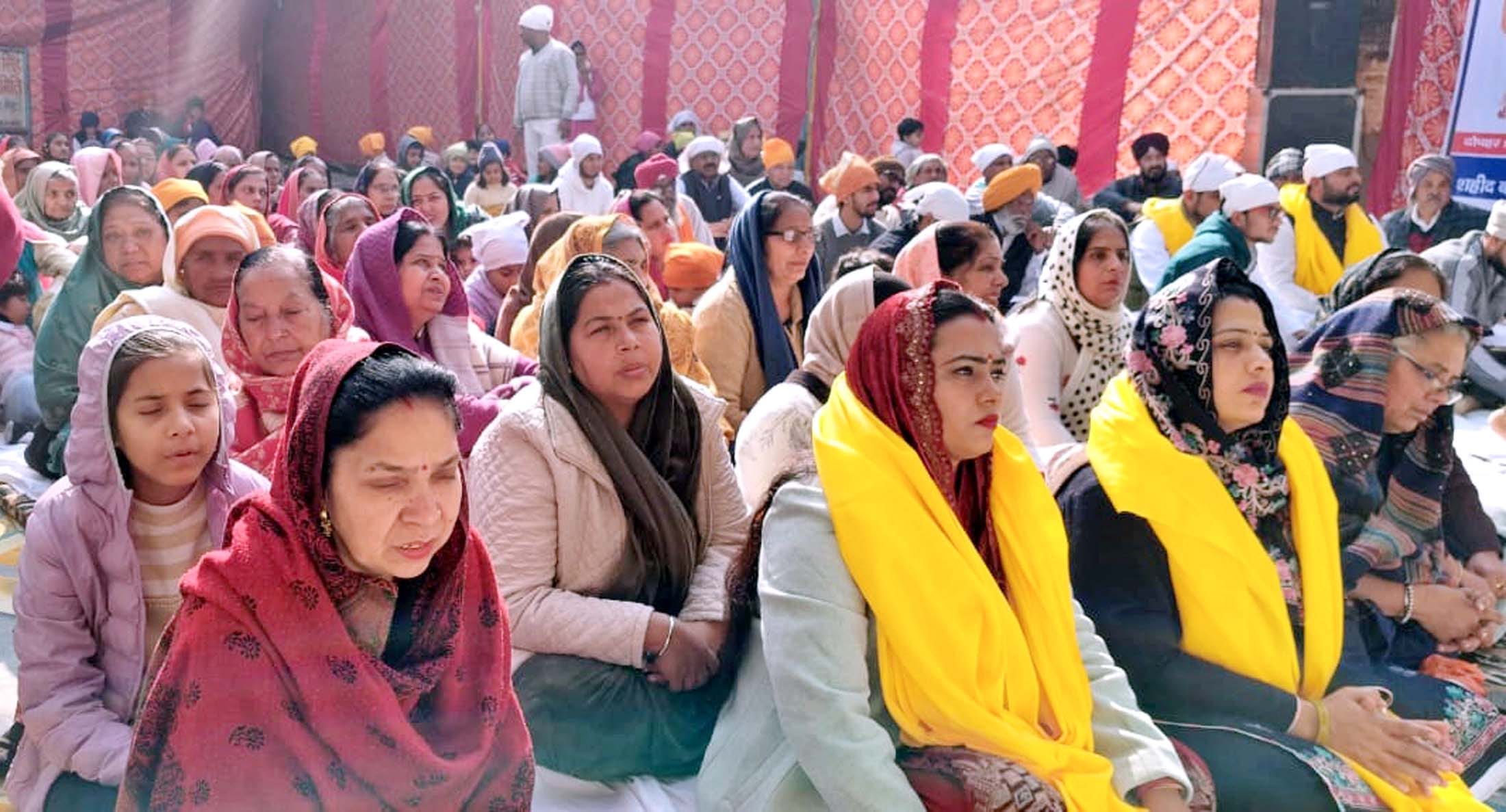 28जेएनडी07: भाई जसबीर सिंह रमदसिया का रागी जत्था गुरबाणी गायन करते हुए। स्रोत: आयोजक 28जेएनडी07: भाई जसबीर सिंह रमदसिया का रागी जत्था गुरबाणी गायन करते हुए। स्रोत: आयोजक