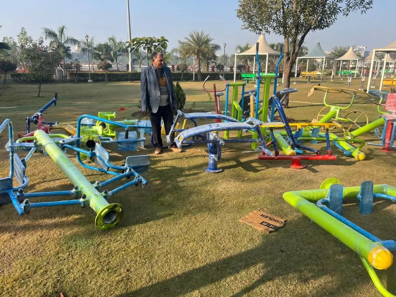 अंबाला छावनी के सुभाष पार्क में शनिवार सुबह नए उपकरण पर कसरत करती महिला। संवाद अंबाला छावनी के सुभाष पार्क में शनिवार सुबह नए उपकरण पर कसरत करती महिला। संवाद