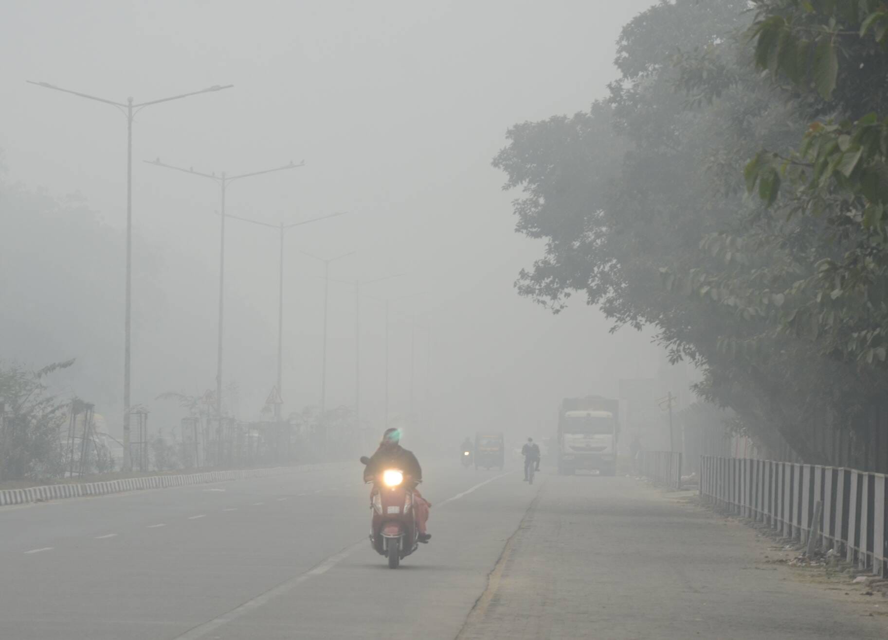 अंबाला जगाधरी राजमार्ग पर छाया कोहरा और लाइट ऑन कर गुजरता वाहन चालक। संवाद
