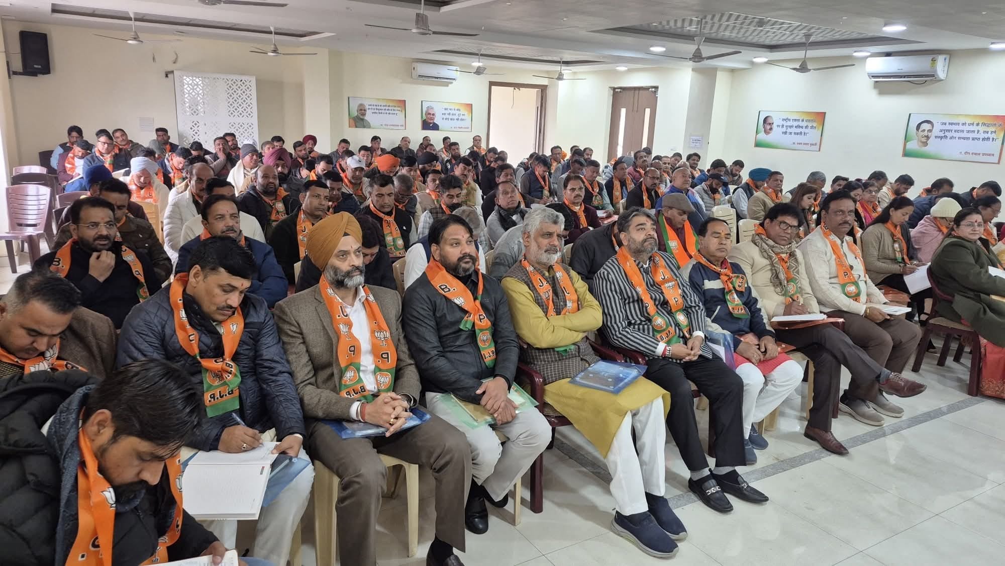 अंबाला सिटी के अम्ब कार्यालय में केंद्रीय गृहमंत्री का भाषण सुनते भाजपा नेता व पदाधिकारी। प्रव अंबाला सिटी के अम्ब कार्यालय में केंद्रीय गृहमंत्री का भाषण सुनते भाजपा नेता व पदाधिकारी। प्रव