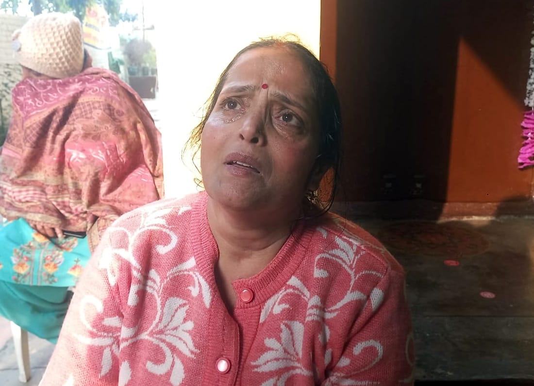 अमरोहा के ऑफिसर्स कॉलोनी में चोरी के बाद जानकारी देते अर्दली रामचंद्र पांडेय। संवाद