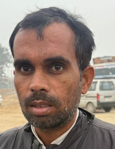 बाहरी डिपों की रोडवेज बस को रोकते यातायात कर्मी। संवाद