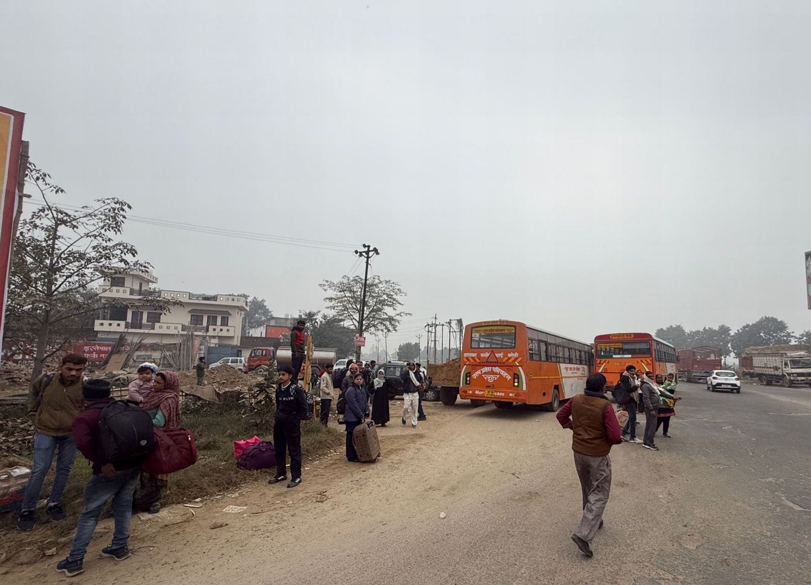 बाहरी डिपों की रोडवेज बस को रोकते यातायात कर्मी। संवाद